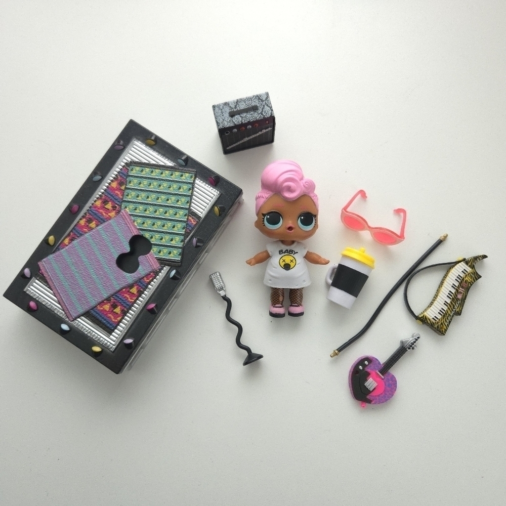 LOL Surprise Furniture Music Festival Grunge Grrrl Doll and Accessories 2017